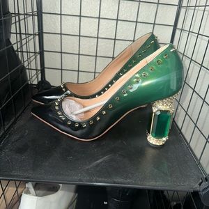 New size 12 womens green heels with gold spikes YDN